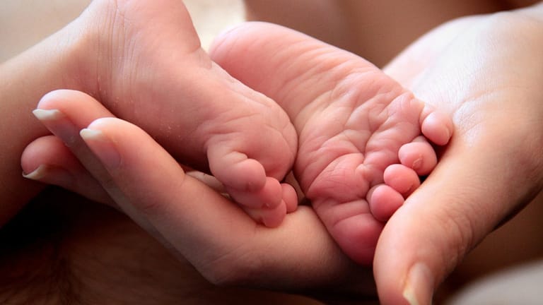 Nach der Geburt ist eine Übertragung der Tröpfcheninfektion von Mutter auf Kind möglich.