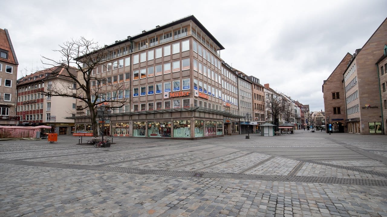 Die sonst am Wochenende gut besuchte Nürnberger Innenstadt bleibt leer. Die sonst am Wochenende gut besuchte Nürnberger Innenstadt bleibt leer.