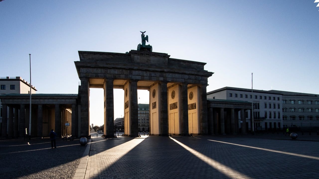 Das Brandenburger Tor im Licht der aufgehenden Sonne. Das Brandenburger Tor im Licht der aufgehenden Sonne.