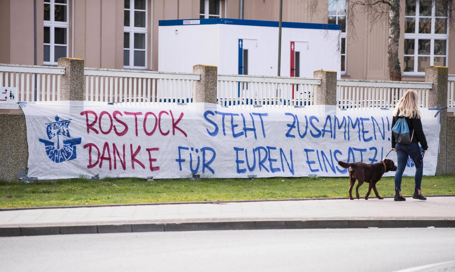 Die Fans von Hansa Rostock haben vor der Universitätsklinik Rostock ein Dankes-Plakat aufgehangen. "Rostock steht zusammen", heißt es dort. Die Hansa-Ultras zeigen volle Solidarität mit den Pflegekräften und Ärzten.