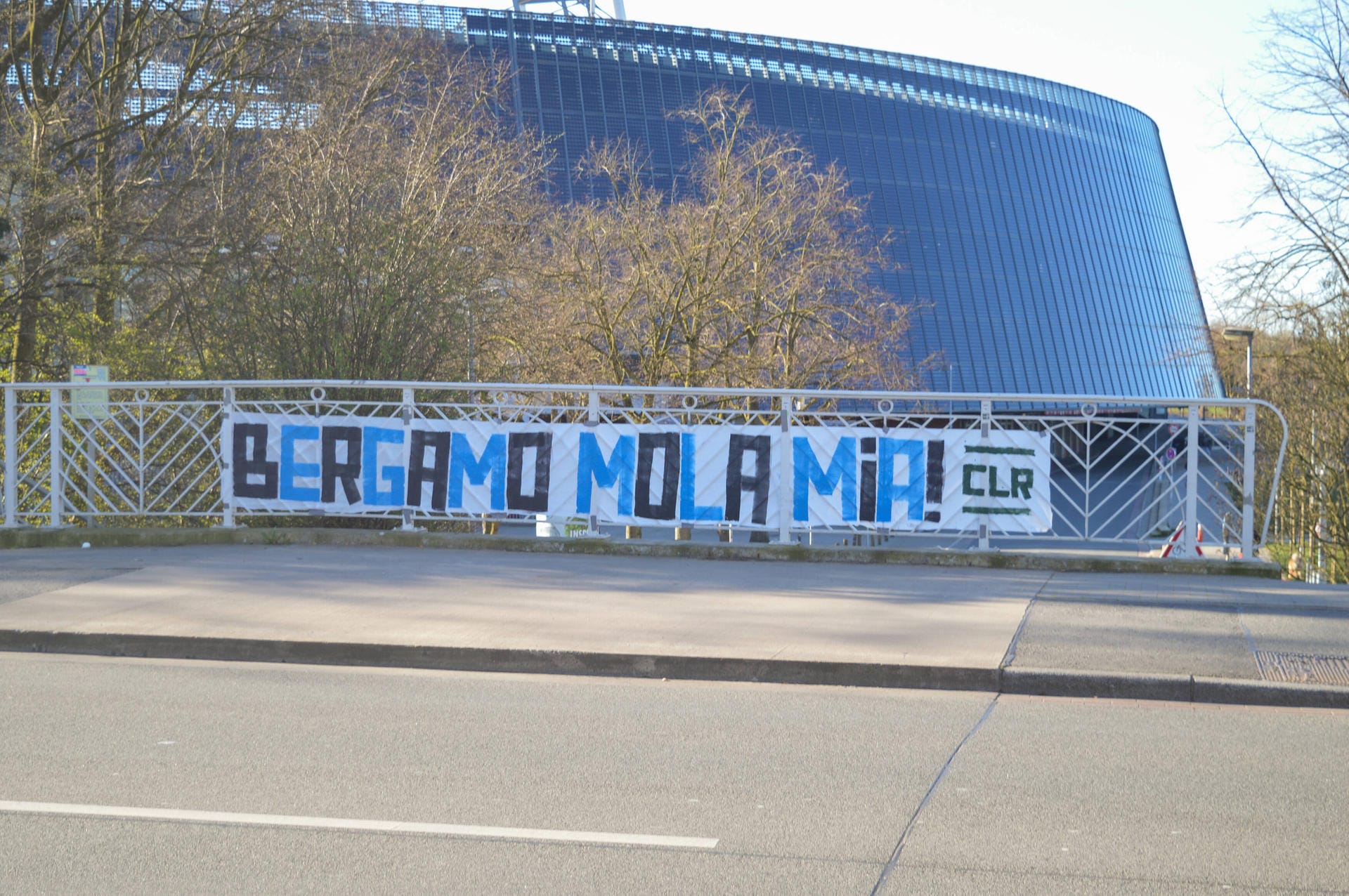In Bremen hängt zudem ein Plakat vor dem Stadion, das Unterstützung und Grüße in die Lombardei nach Italien ausdrückt. "Bergamo mola mia" steht dort, was Italienisch ist für "Bergamo, gib nicht auf".