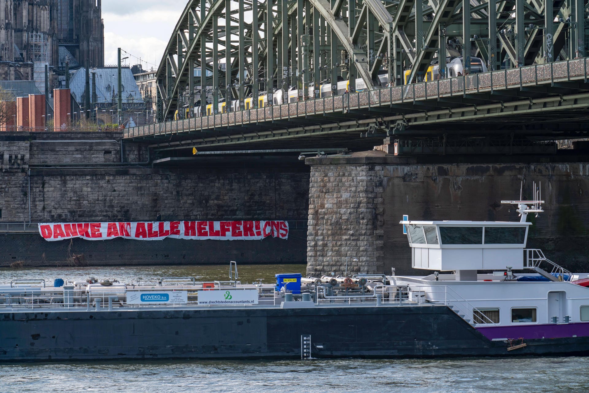 Auch am Rheinufer in Köln bedanken sich die Fans mit einem Banner bei den Helfern.