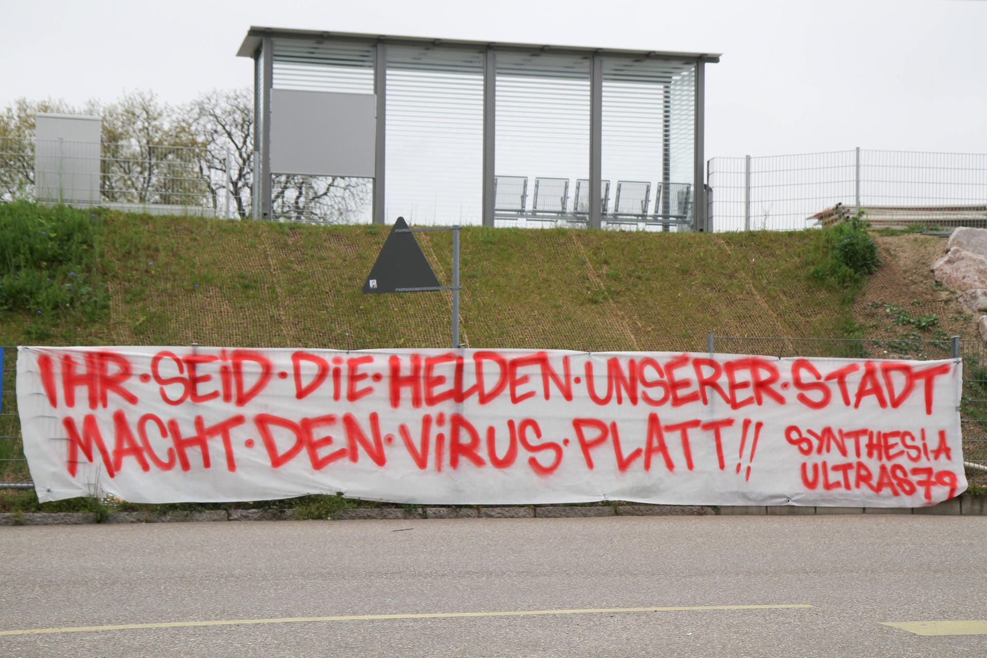 Die Ultragruppierung "Synthesia Ultras 79" vom SC Freiburg bedankt sich vor dem Universitätsklinikum Freiburg. "Ihr seid die Helden unserer Stadt. Macht den Virus platt!!", heißt es dort.