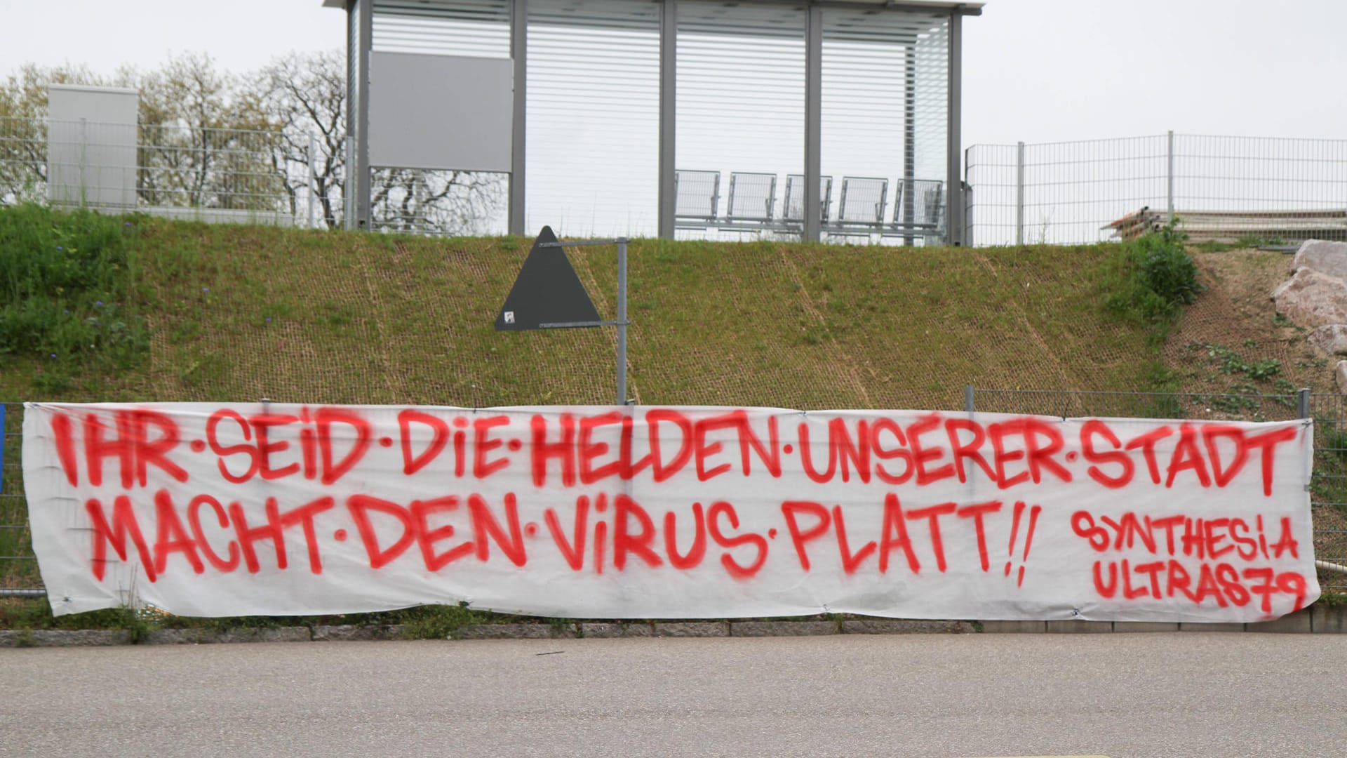 Die Ultragruppierung "Synthesia Ultras 79" vom SC Freiburg bedankt sich vor dem Universitätsklinikum Freiburg. "Ihr seid die Helden unserer Stadt. Macht den Virus platt!!", heißt es dort.