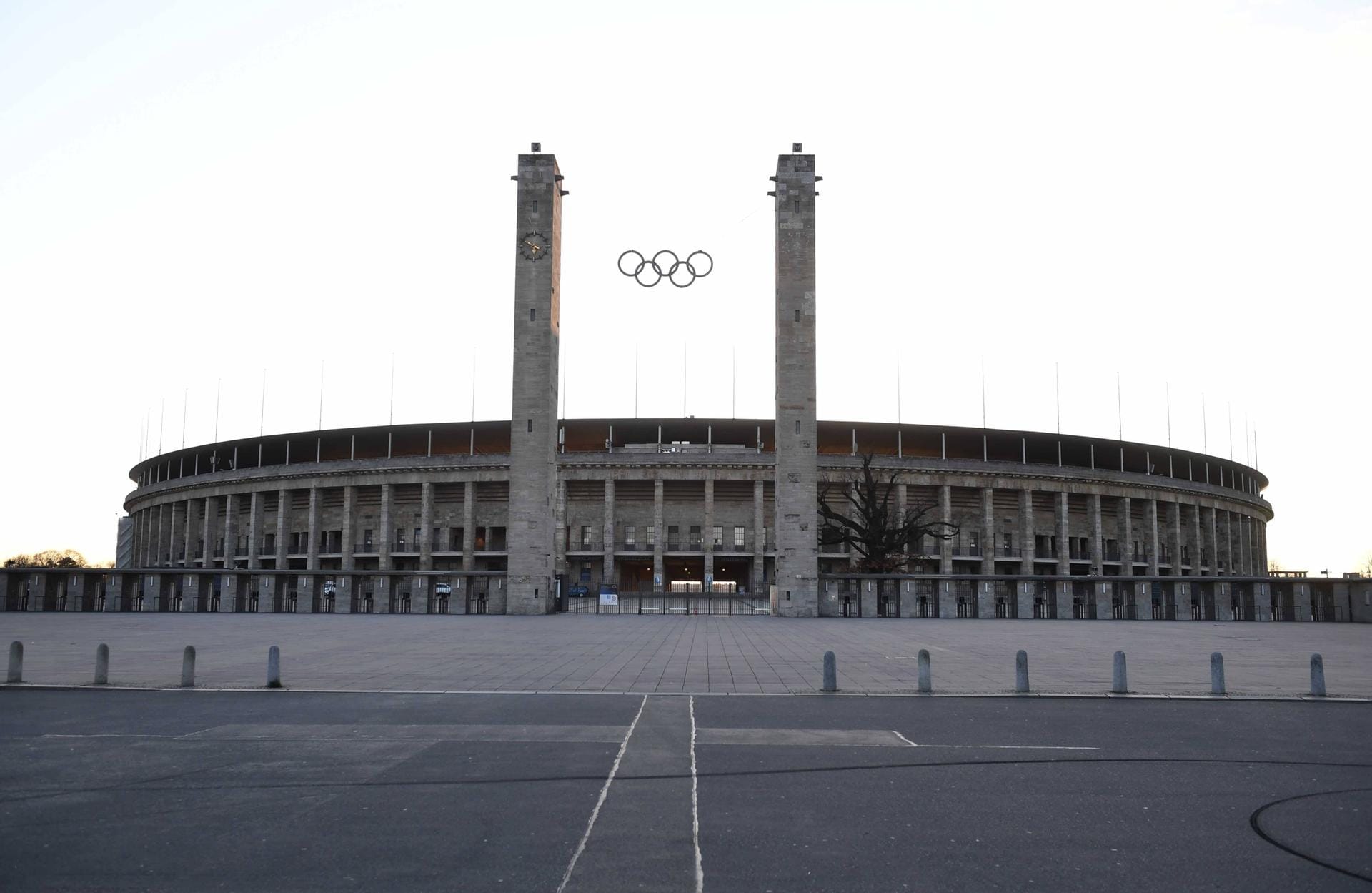 Das Olympiastadion ist aktuell geschlossen und leer. Am Samstag hätte hier das Stadtderby zwischen Hertha BSC und Union Berlin stattgefunden. Auch wenn die Fans zu Hause bleiben mussten, aktiv waren sie trotzdem. Denn bundesweit haben sich Ultras für die Pflegekräfte, Ärzte und andere Helfer eingesetzt.