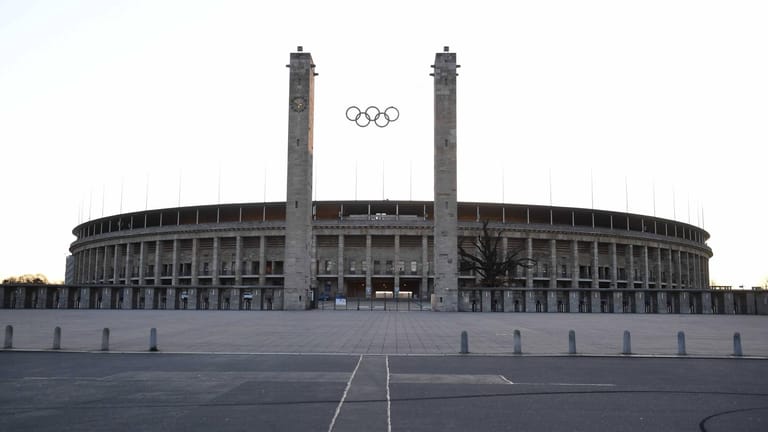 Das Olympiastadion ist aktuell geschlossen und leer. Am Samstag hätte hier das Stadtderby zwischen Hertha BSC und Union Berlin stattgefunden. Auch wenn die Fans zu Hause bleiben mussten, aktiv waren sie trotzdem. Denn bundesweit haben sich Ultras für die Pflegekräfte, Ärzte und andere Helfer eingesetzt.