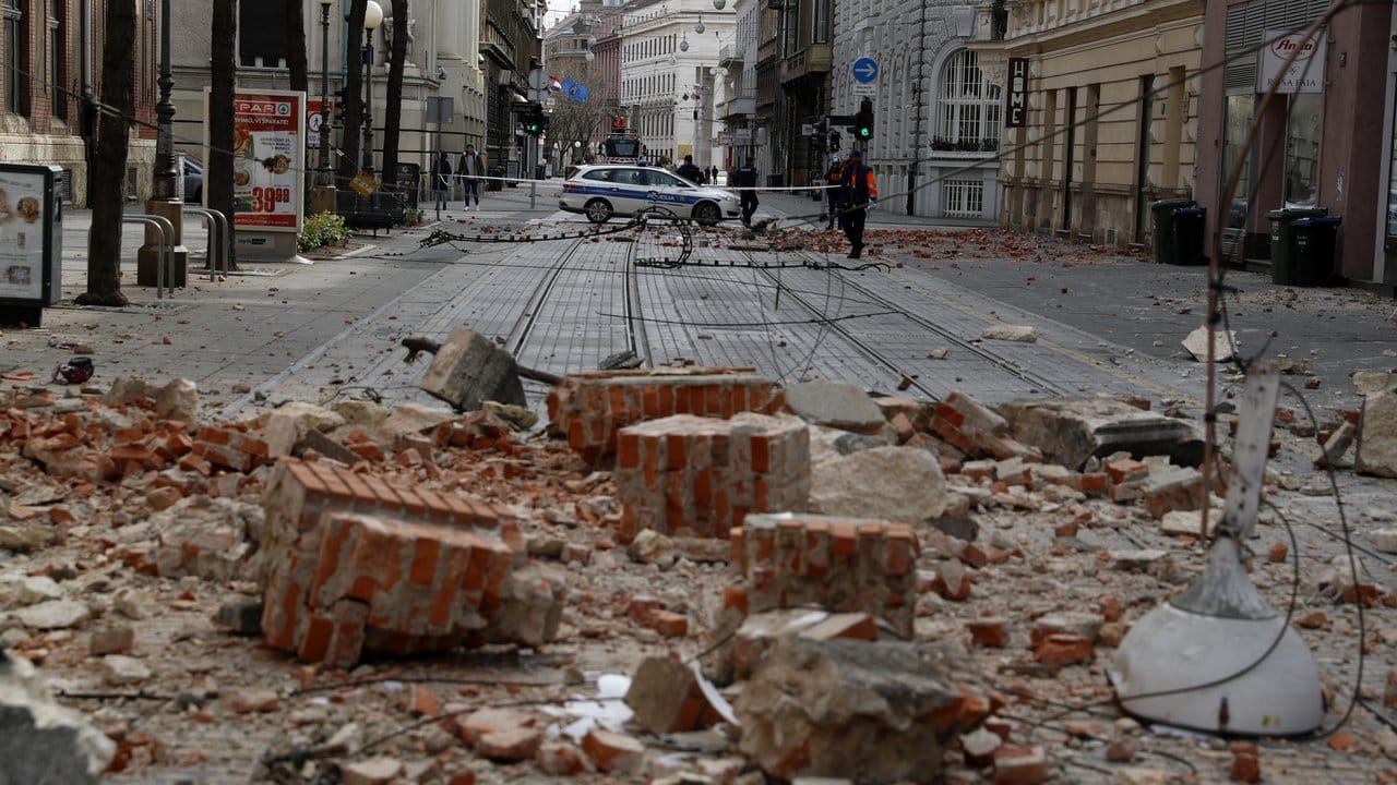 Die Polizei hat eine mit Trümmern bedeckte Straße der Hauptstadt abgesperrt.