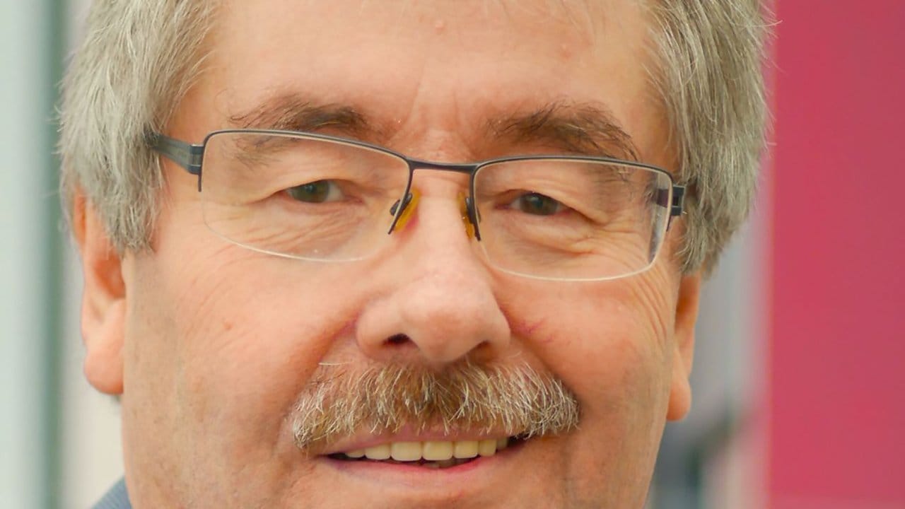Josef Rühle ist Geschäftsführer Technik beim Zentralverband des Deutschen Dachdeckerhandwerks (ZVDH). Josef Rühle ist Geschäftsführer Technik beim Zentralverband des Deutschen Dachdeckerhandwerks (ZVDH).