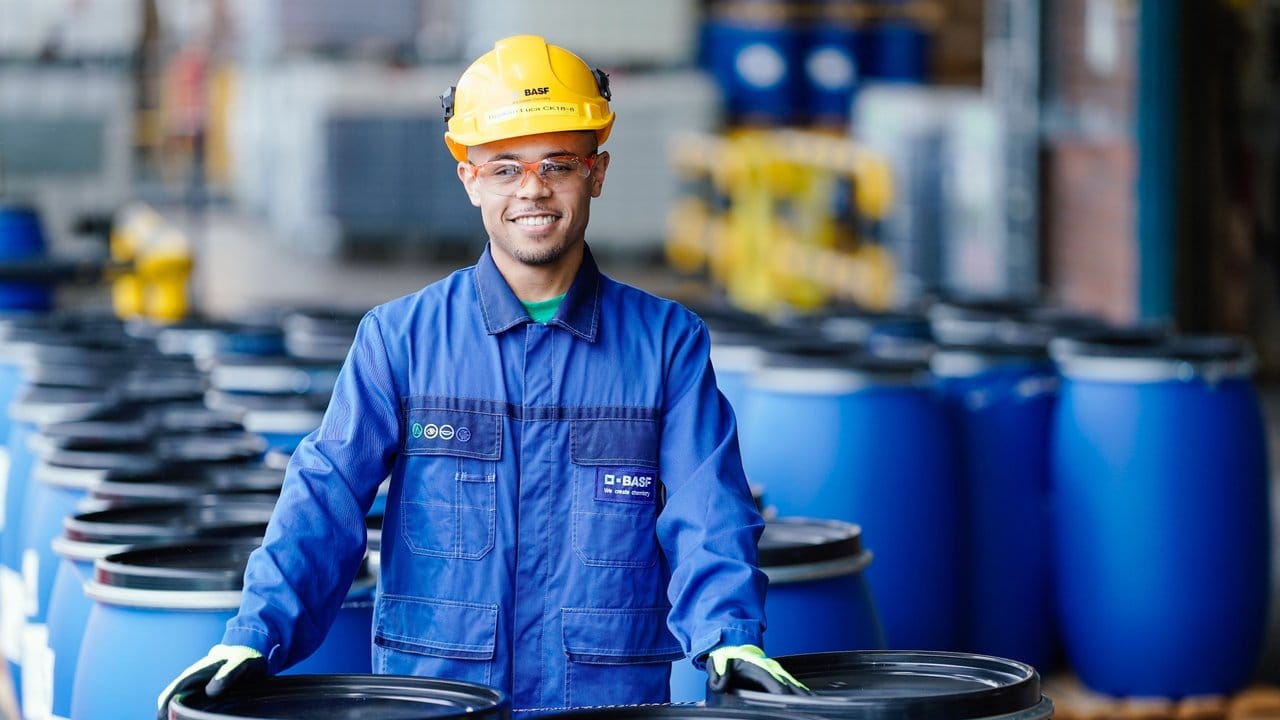 Chemikanten steuern und überwachen im Schichtbetrieb Maschinen und Anlagen, die chemische Erzeugnisse herstellen, abfüllen und verpacken. Chemikanten steuern und überwachen im Schichtbetrieb Maschinen und Anlagen, die chemische Erzeugnisse herstellen, abfüllen und verpacken.