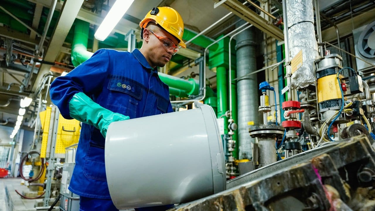 Zu den Aufgaben von Luca Julien Boukari gehört zum Beispiel die Herstellung, Abfüllung und Verpackung chemischer Erzeugnisse. Zu den Aufgaben von Luca Julien Boukari gehört zum Beispiel die Herstellung, Abfüllung und Verpackung chemischer Erzeugnisse.
