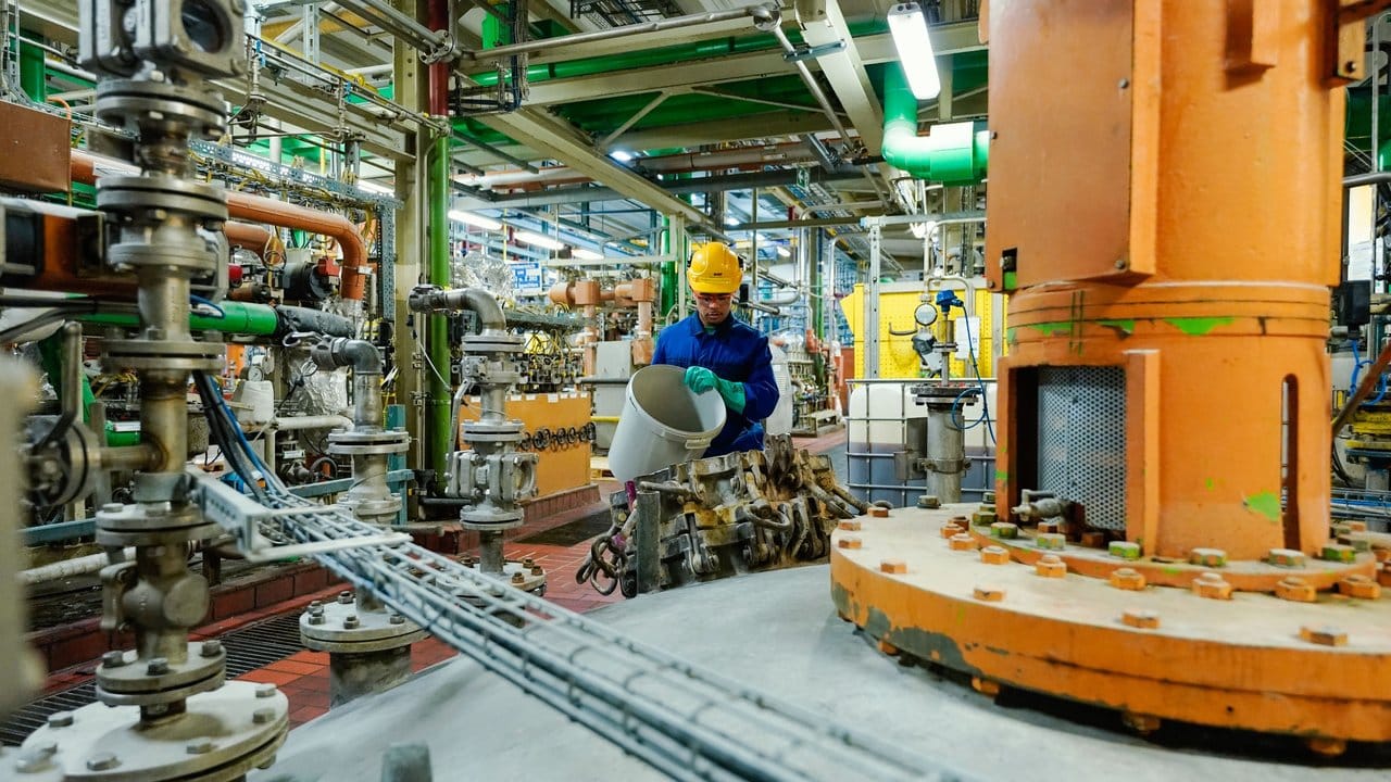 Chemikanten brauchen ein ausgeprägtes Verantwortungsbewusstsein im Umgang mit Chemikalien und computergesteuerten Produktionsanlagen. Chemikanten brauchen ein ausgeprägtes Verantwortungsbewusstsein im Umgang mit Chemikalien und computergesteuerten Produktionsanlagen.