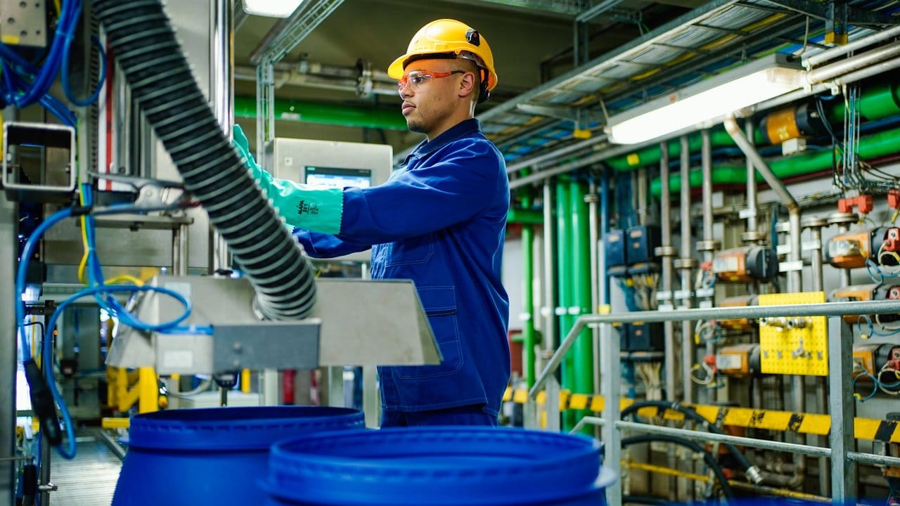 Luca Julien Boukari, Auszubildender zum Chemikanten bei BASF, befüllt in einer Produktionshalle über computergesteuerte Anlagen Kunststoff-Fässer. Luca Julien Boukari, Auszubildender zum Chemikanten bei BASF, befüllt in einer Produktionshalle über computergesteuerte Anlagen Kunststoff-Fässer.