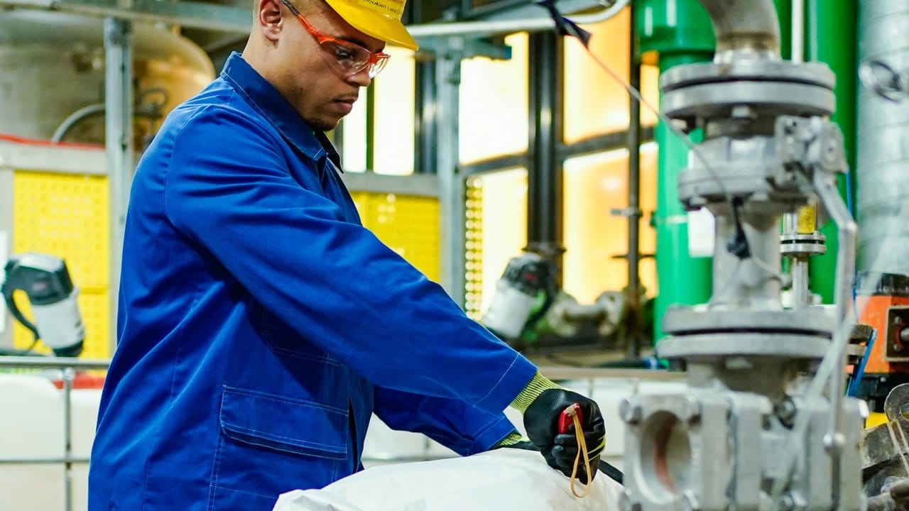 Bevor der angehende Chemikant Luca Julien Boukari bei BASF die Produktionsanlagen anfahren lässt, reinigt und mischt er die für ein bestimmtes Produkt benötigten Chemikalien. Bevor der angehende Chemikant Luca Julien Boukari bei BASF die Produktionsanlagen anfahren lässt, reinigt und mischt er die für ein bestimmtes Produkt benötigten Chemikalien.