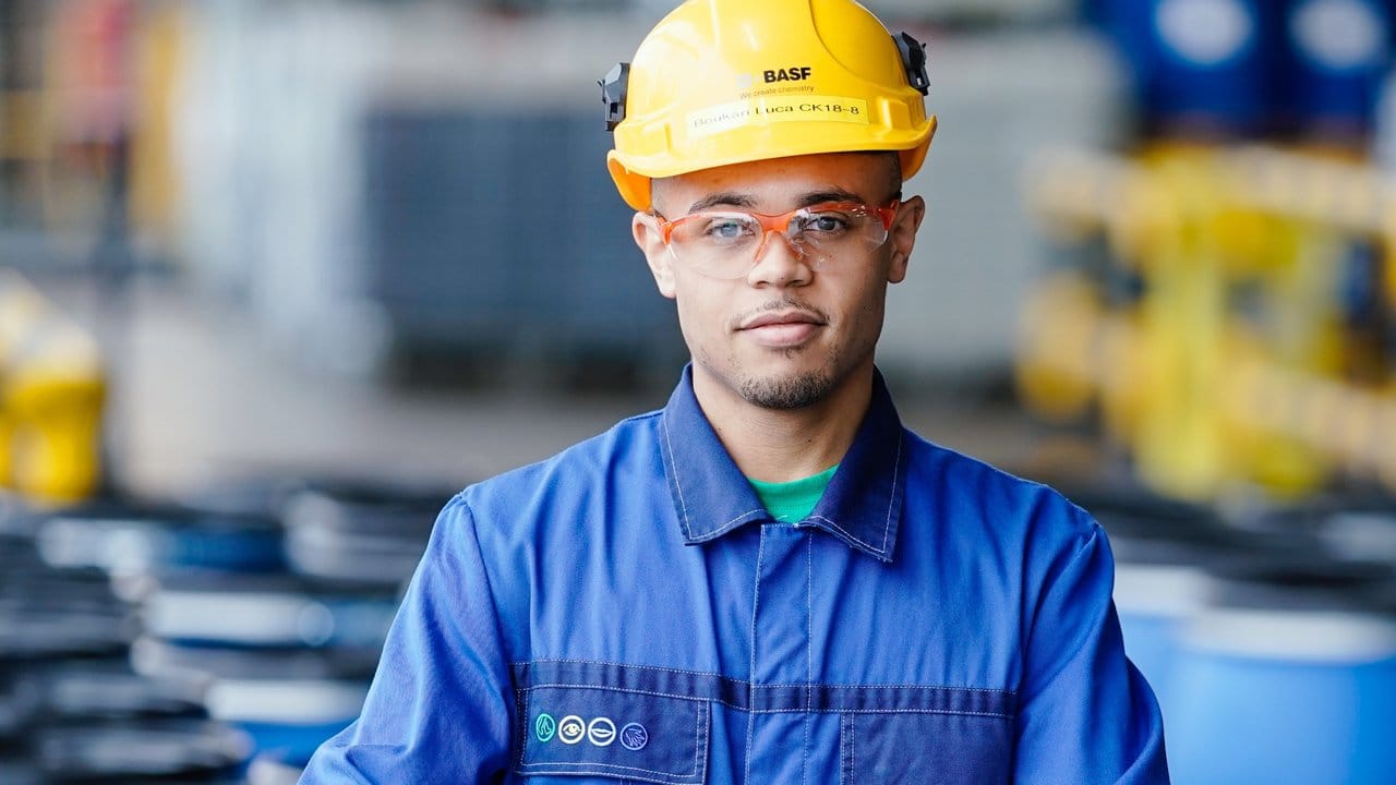 Luca Julien Boukari absolviert eine Ausbildung zum Chemikanten bei BASF in Ludwigshafen. Luca Julien Boukari absolviert eine Ausbildung zum Chemikanten bei BASF in Ludwigshafen.
