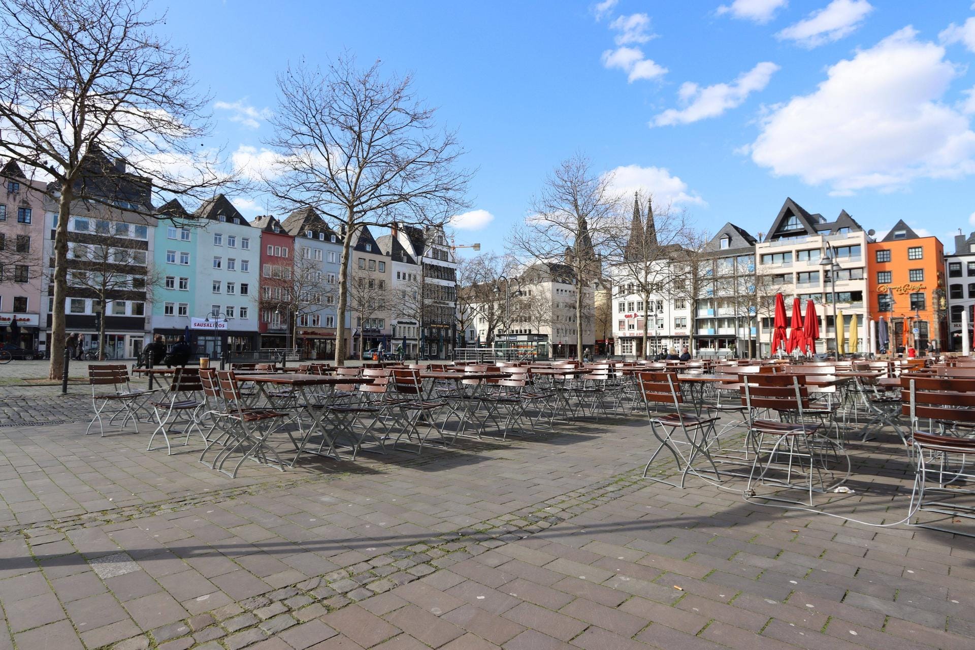 Blick auf einen Platz in Köln: Auf sonst belebten Plätzen waren kaum Menschen unterwegs.