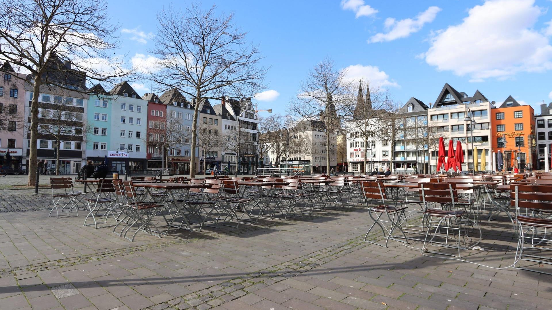 Blick auf einen Platz in Köln: Auf sonst belebten Plätzen waren kaum Menschen unterwegs.