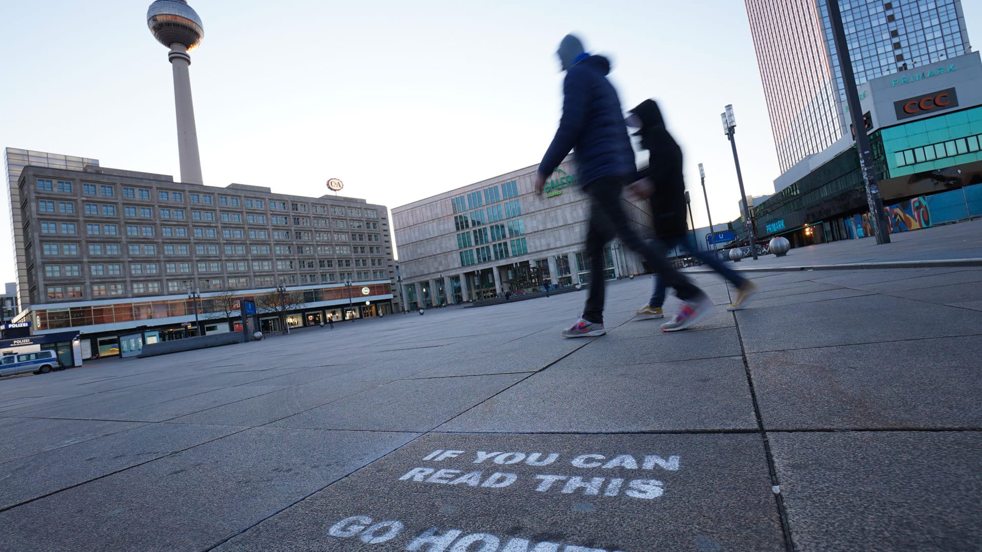 Berlin, Deutschland: Die Coronavirus-Krise lässt sonst belebte Plätze fast menschenleer zurück. Auf dem Alexanderplatz sind kaum Menschen unterwegs.