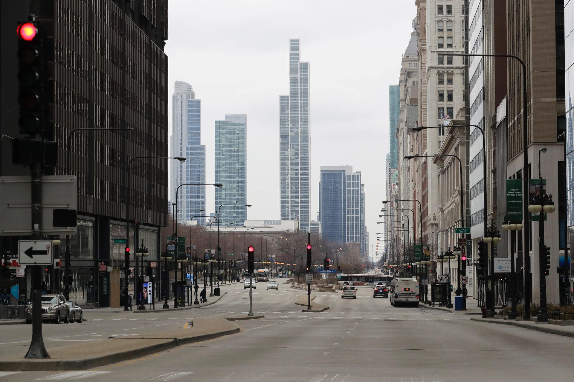 USA, Chicago: In der Innenstadt tummeln sich für gewöhnlich zahlreiche Menschen und Autos. Nun ist sie fast menschenleer.