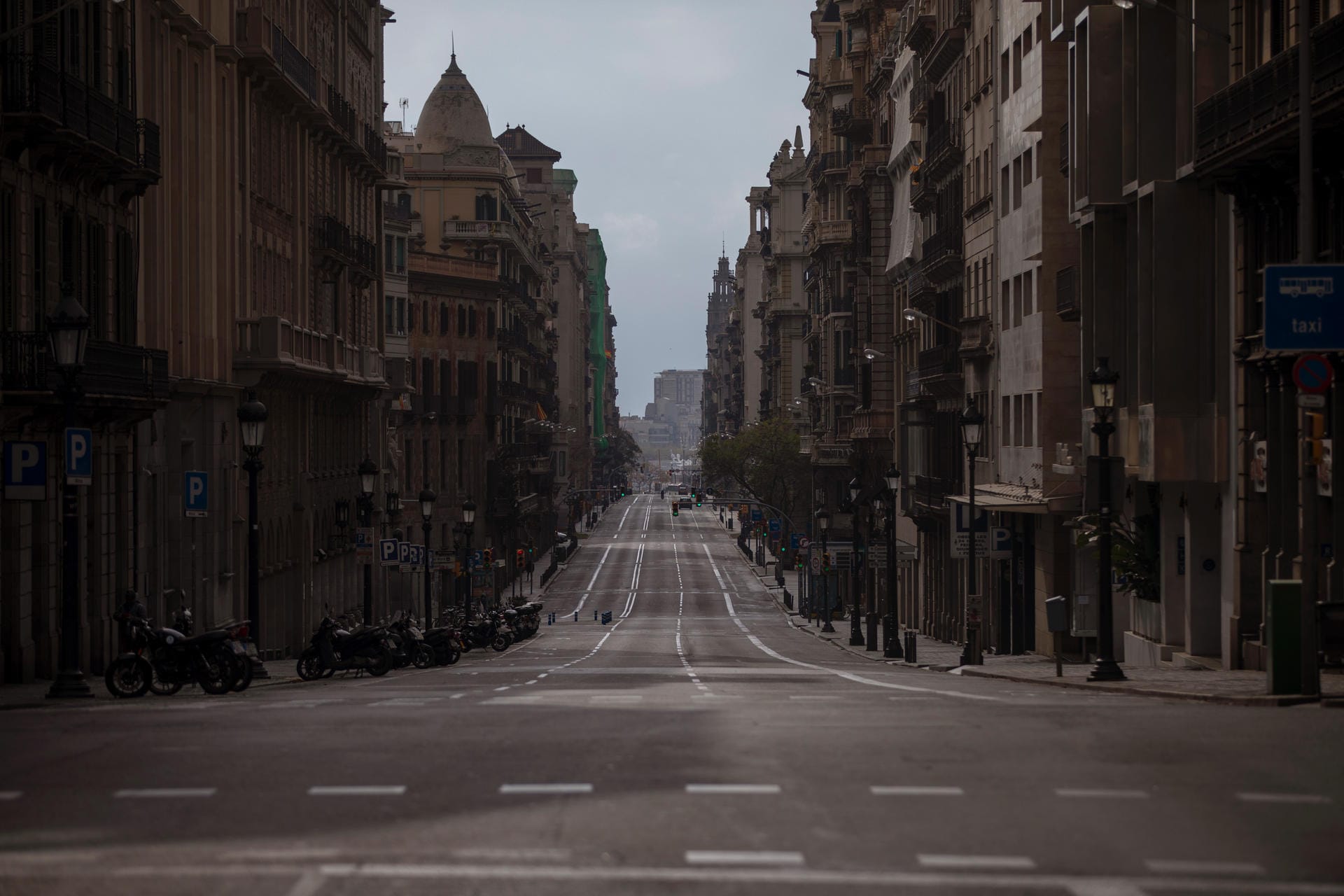 Barcelona: Die Via Laietana-Straße ist menschenleer. Im von der Corona-Krise besonders schwer betroffenen Spanien steigt die Zahl der Fälle weiter rasant an.