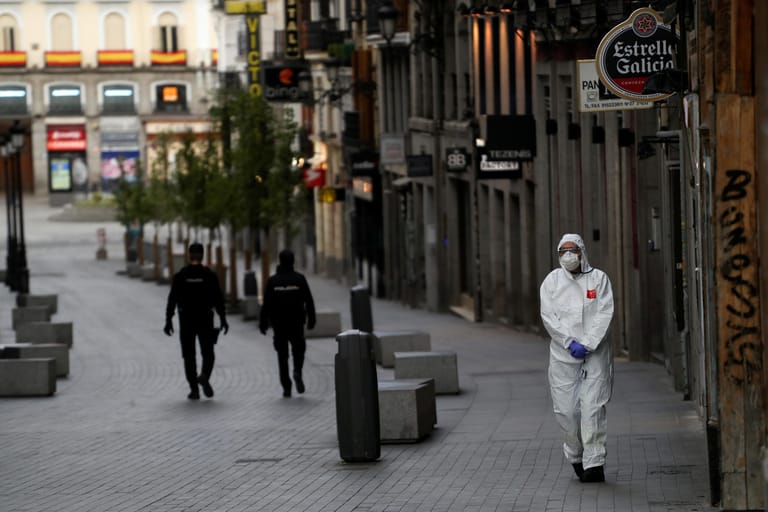 Spanien, Madrid: Auch die spanische Hauptstadt wurde vom Coronavirus hart getroffen. Sicherheitskräfte patrouillieren in der Innenstadt.