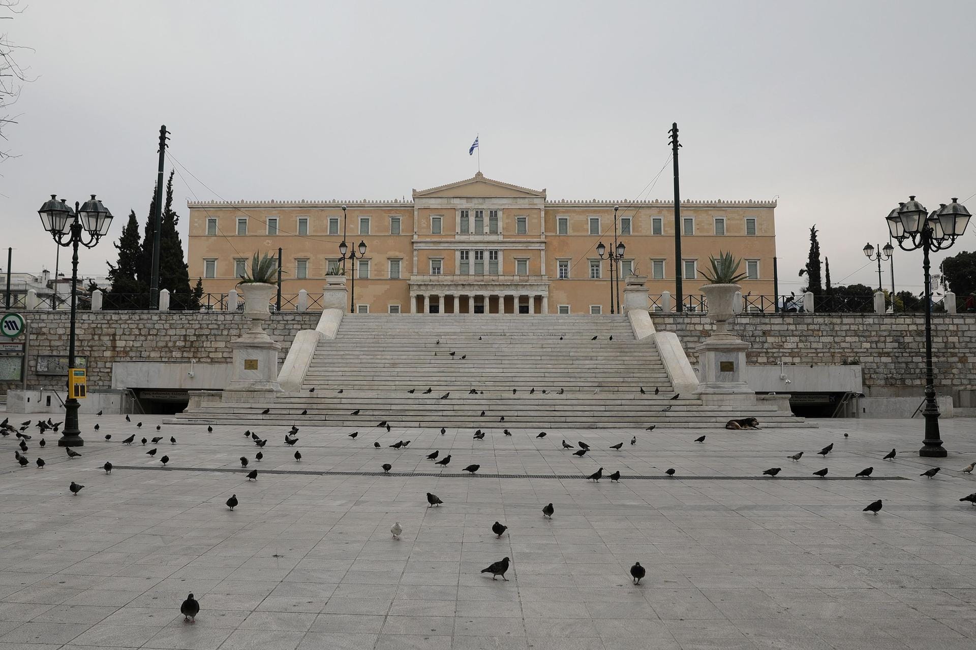Athen, Griechenland: Auch in Griechenland häufen sich die Corona-Fälle. Der Syntagma-Platz im Herzen der griechischen Hauptstadt ist menschenleer.