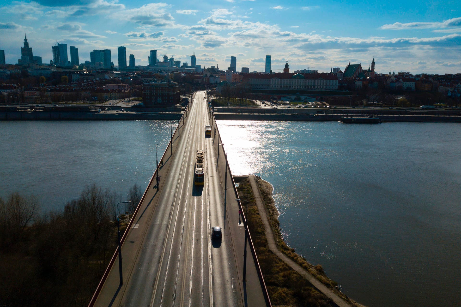 Warschau, Polen: Weit weniger Fahrzeuge als sonst fahren in Zeiten der Corona-Pandemie über die Slasko-Dabrowski-Brücke.