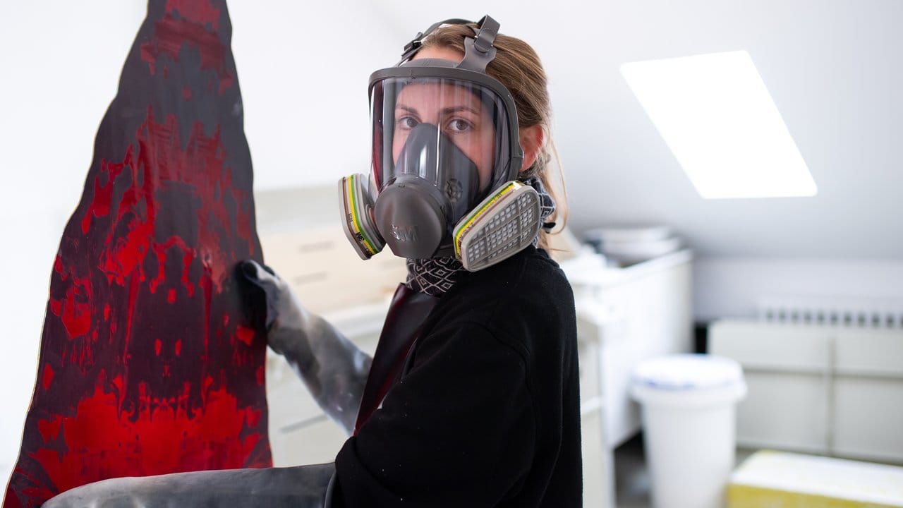 Die Kunstglaserin Anna Riedl arbeitet an einem Kirchenfenster von Gerhard Richter. Die Kunstglaserin Anna Riedl arbeitet an einem Kirchenfenster von Gerhard Richter.