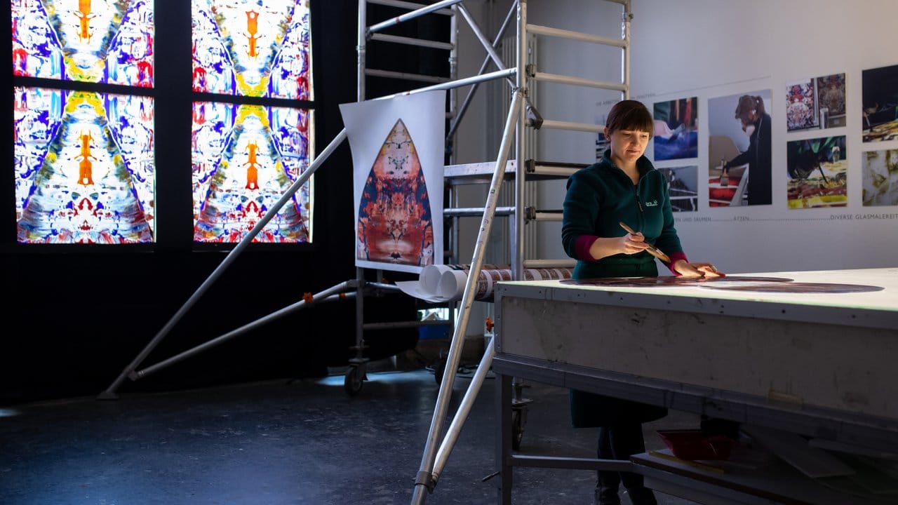 Die Kunstglaserin Lilli Ramisch arbeitet an enem Kirchenfenster, welches von Gerhard Richter gestaltet wurde. Die Kunstglaserin Lilli Ramisch arbeitet an enem Kirchenfenster, welches von Gerhard Richter gestaltet wurde.