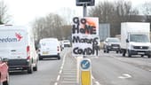 Ein Schild mit der Aufforderung "Geht nach Hause, ihr Schwachköpfe", wurde an einer Ampel in Nord-Yorkshire angebracht.