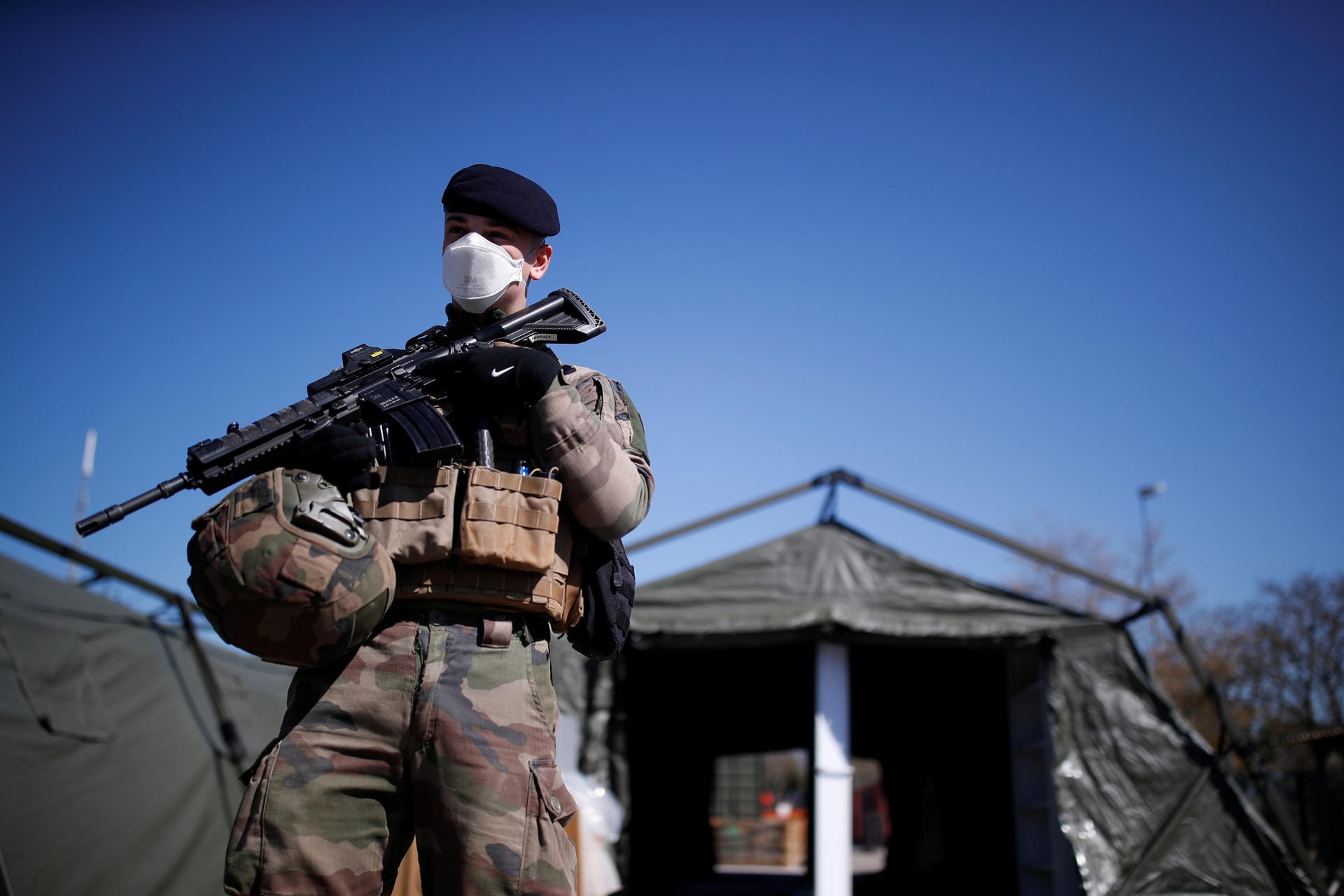 Frankreich, Mulhouse: Die französische Regierung setzt zunehmend auf die Hilfe des Militärs. In Mulhouse, im Osten Frankreichs, bauen und bewachen Soldaten ein Notfall-Feldlager für Corona-Patienten.