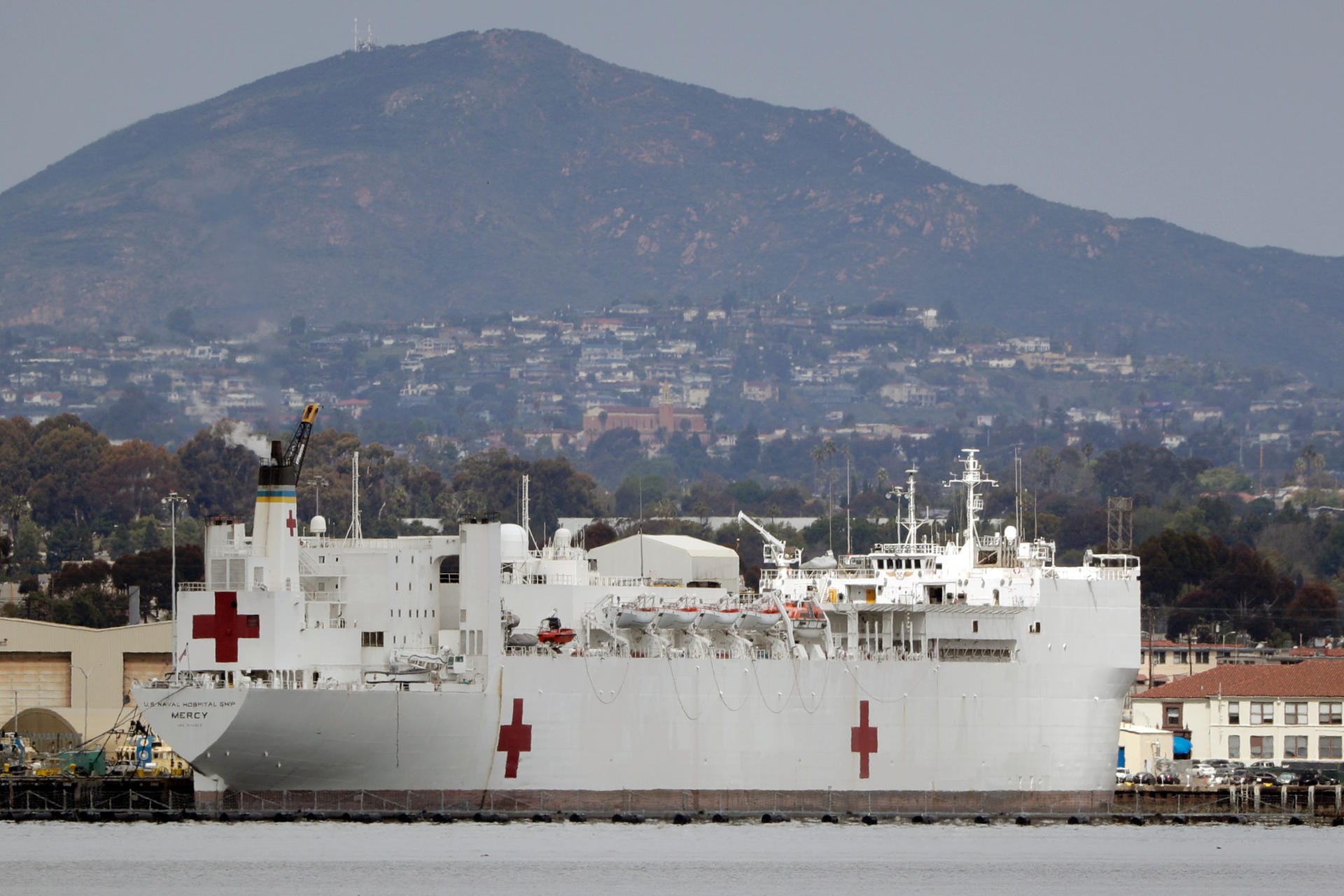 Das Spitalschiff "USNS Comfort" der US-Navy mit rund 1000 Kabinen ankert aktuell im Hafen von San Diego. Donald Trump wird es wahrscheinlich auch nach Los Angeles schicken, um bei der Corona-Pandemie zu helfen.