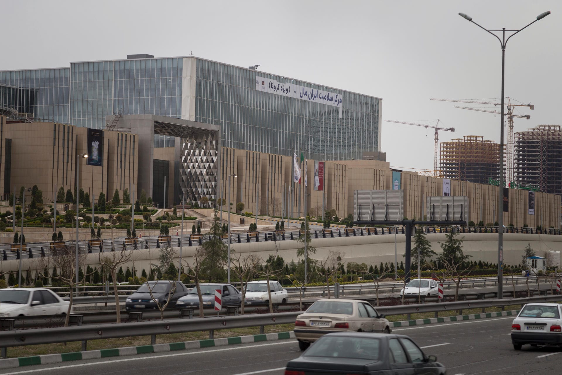 Iran, Teheran: In dem großen Einkaufszentrum namens "Iran Mall" wurde ein Notfall-Krankenhaus errichtet.
