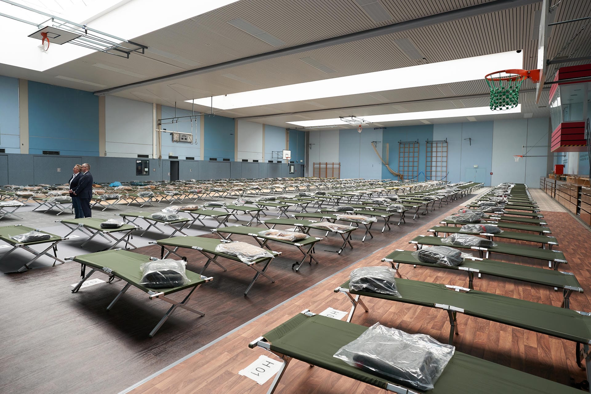 Rheinland-Pfalz, Koblenz: 200 Feldbetten stehen in der Sporthalle der IGS Pollenfeld bereit. Sollten die Krankenhäuser überlastet sein, sollen hier leichtere Fälle der Corona-Erkrankung behandelt werden.