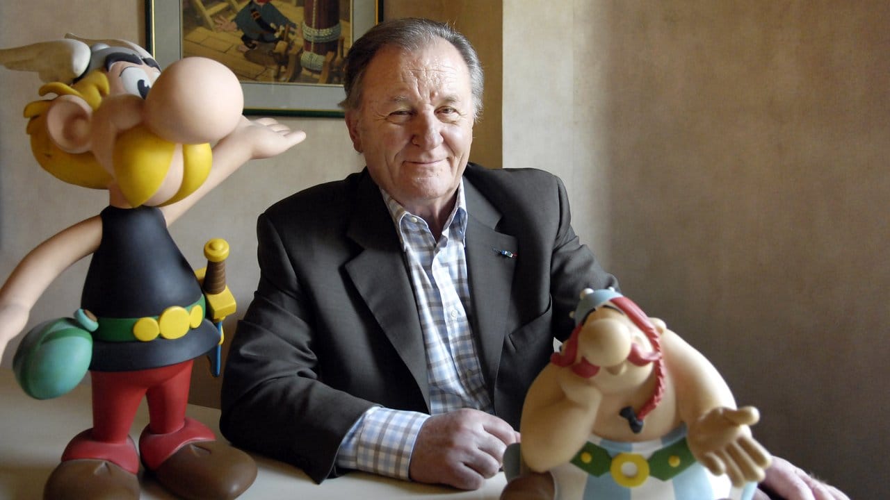 Albert Uderzo mit seinen gallischen Helden Asterix und Obelix. Albert Uderzo mit seinen gallischen Helden Asterix und Obelix.