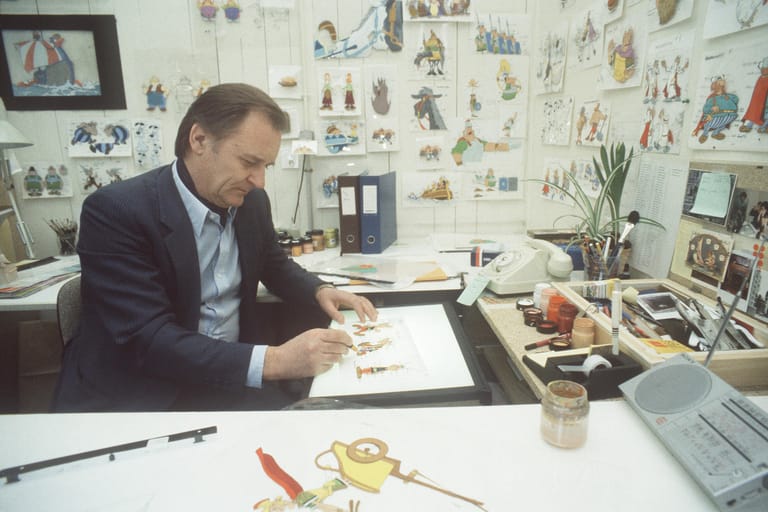 Die Asterix-Comiclegende Albert Uderzo: Er sitzt an seinem Schreibtisch und zeichnet. Sein Motto lautete, dass das Arbeiten in der Comic-Branche jung hält. Sein hohes Alter hat das bewiesen.