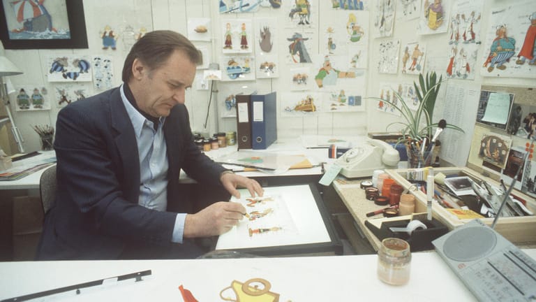 Die Asterix-Comiclegende Albert Uderzo: Er sitzt an seinem Schreibtisch und zeichnet. Sein Motto lautete, dass das Arbeiten in der Comic-Branche jung hält. Sein hohes Alter hat das bewiesen.