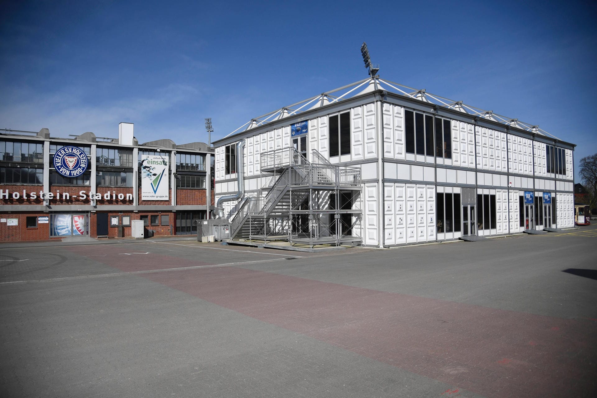 Leerer Platz vor dem Holstein-Stadion: In Zeiten der Corona-Krise finden keine Spiele statt.