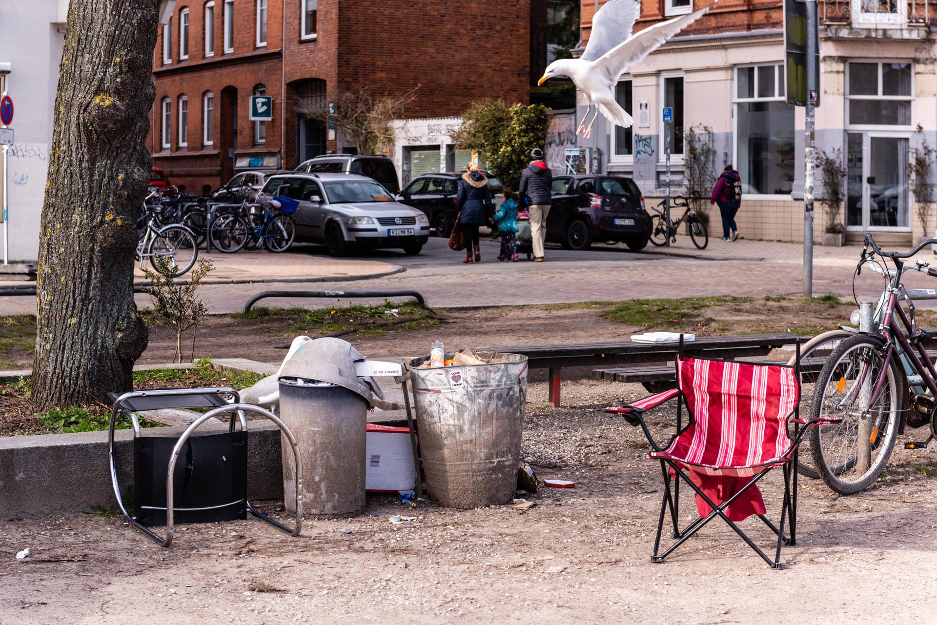 Müll steht auf einem öffentlichen Platz in Kiel: Abfall fällt auch in der Corona-Krise an.
