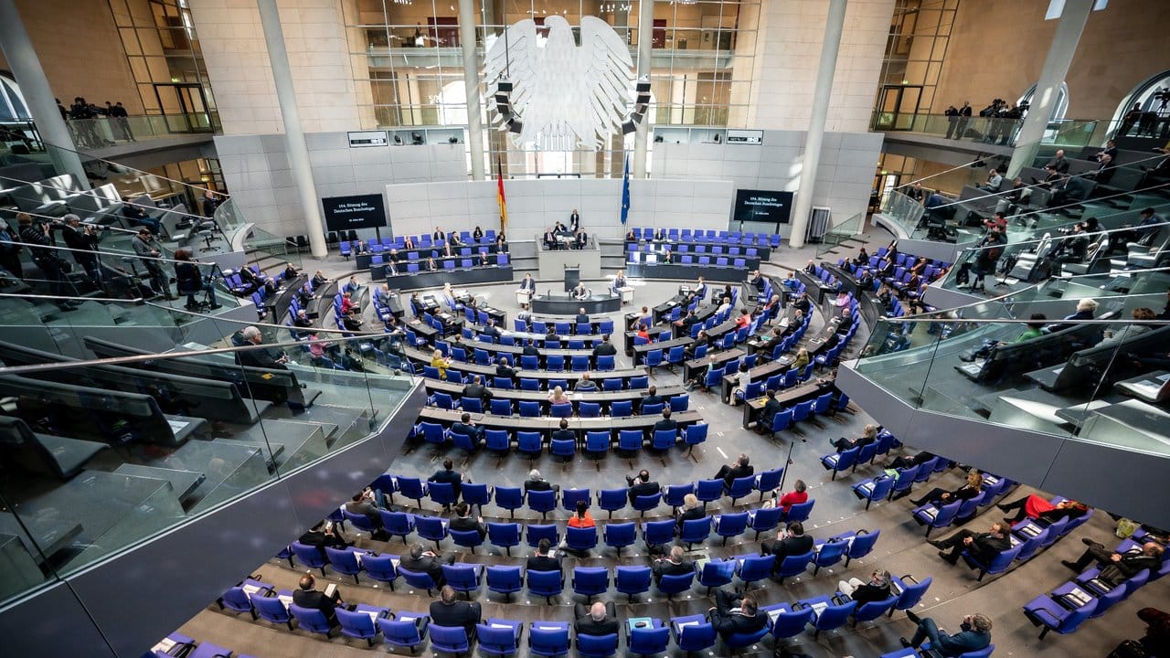Ungewöhnliches Bild wegen der Corona-Krise: Die Parlamentarier halten bei der Sitzung des Bundestages Sicherheitsabstand. Ungewöhnliches Bild wegen der Corona-Krise: Die Parlamentarier halten bei der Sitzung des Bundestages Sicherheitsabstand.