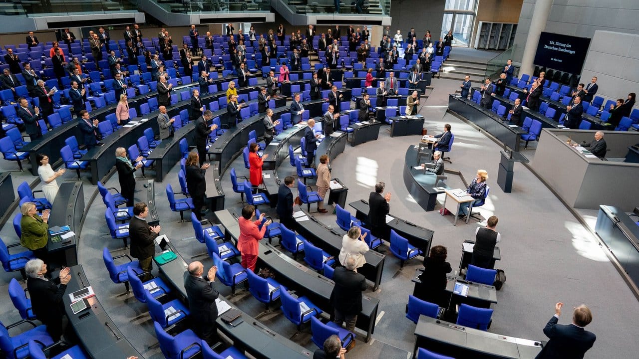 Zu Beginn der Plenarsitzung erhoben sich Bundestagsabgeordneten zum Dank der Helfenden in der Corona-Krise. Zu Beginn der Plenarsitzung erhoben sich Bundestagsabgeordneten zum Dank der Helfenden in der Corona-Krise.