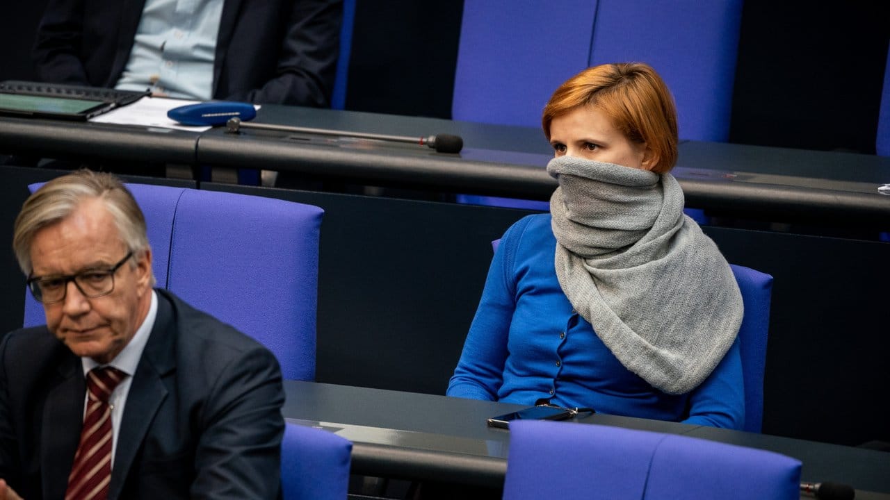 Katja Kipping, Parteivorsitzende der Linken, schützt sich gegen das Coronavirus mit einem Schal. Katja Kipping, Parteivorsitzende der Linken, schützt sich gegen das Coronavirus mit einem Schal.