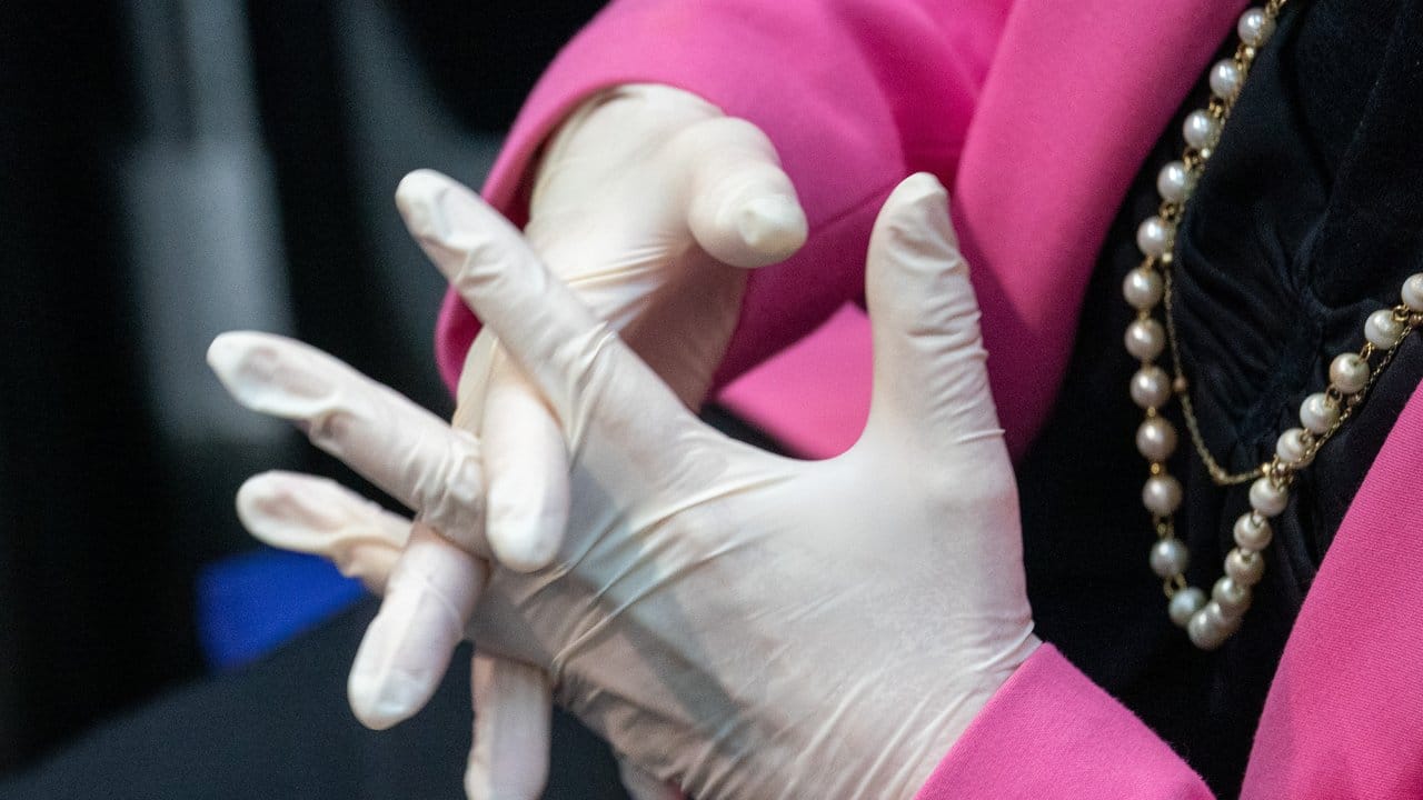 Sicher ist sicher: Christine Aschenberg-Dugnus (FDP) verfolgt mit Schutzhandschuhen die Sitzung des Bundestag. Sicher ist sicher: Christine Aschenberg-Dugnus (FDP) verfolgt mit Schutzhandschuhen die Sitzung des Bundestag.