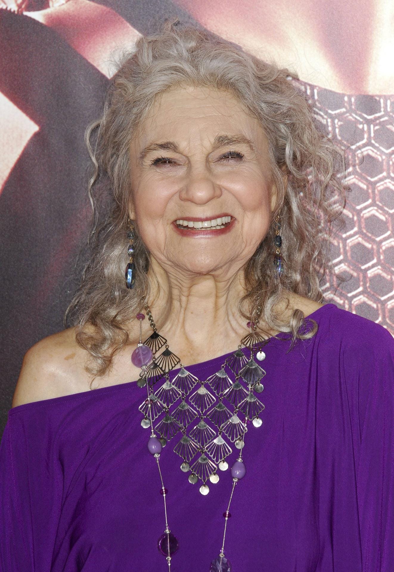 Schauspielerin Lynn Cohen spielte in der Serie Mirandas Haushälterin Magda. Im Februar 2020 starb sie, im Alter von 86 Jahren.