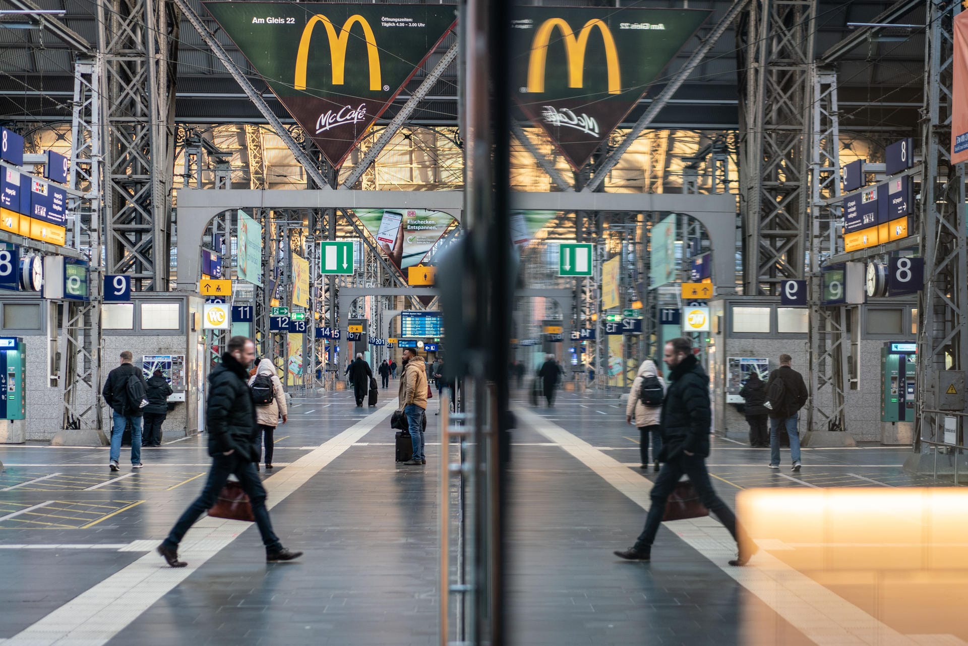 Menschen am Frankfurter Hauptbahnhof am Morgen: Auch zum morgendlichen Berufsverkehr ist hier deutlich weniger los als sonst.