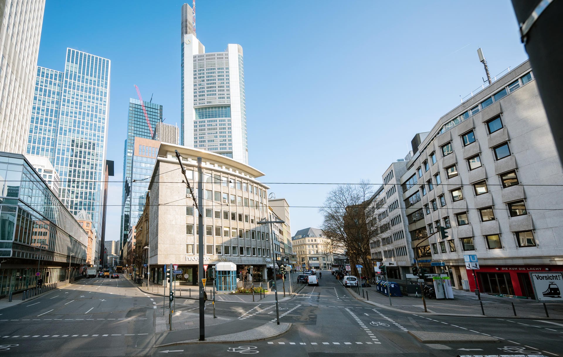 Die Kreuzung am Willy-Brandt-Platz wirkt wie leer gefegt, im Hintergrund die Türme der Banken: Der Berufsverkehr ist in der Frankfurter Innenstadt derzeit deutlich ruhiger.