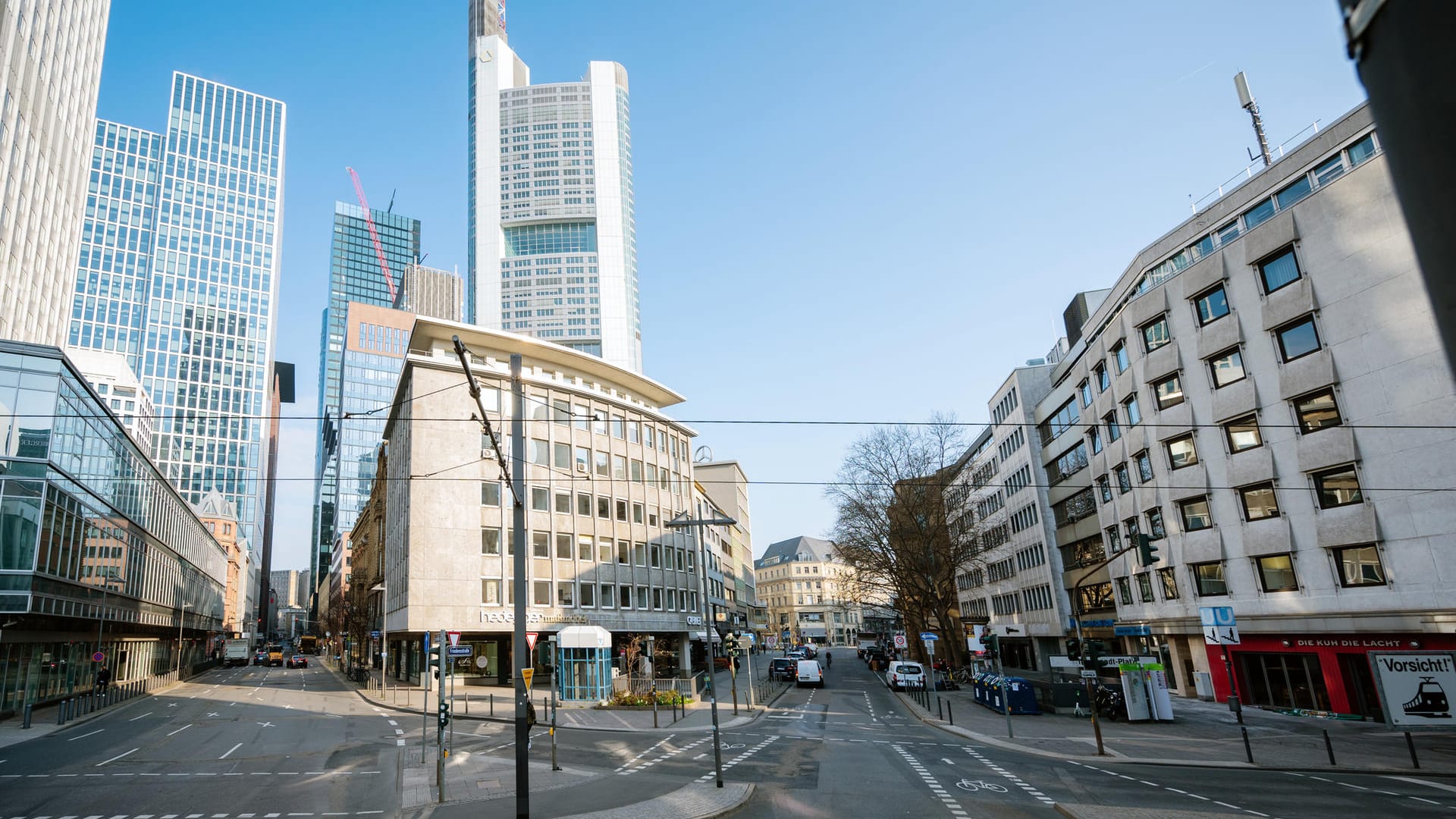 Die Kreuzung am Willy-Brandt-Platz wirkt wie leer gefegt, im Hintergrund die Türme der Banken: Der Berufsverkehr ist in der Frankfurter Innenstadt derzeit deutlich ruhiger.