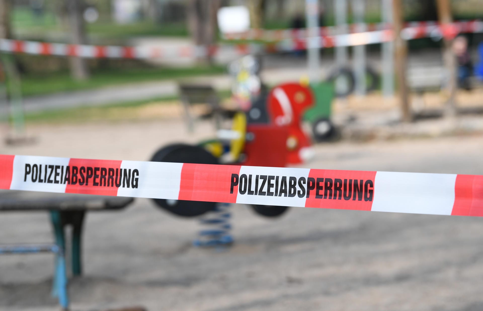 Ein Absperrband mit der Aufschrift "Polizeiabsperrung" ist um einen Spielplatz im Frankfurter Günthersburgpark gezogen worden: Alle 589 Spiel- und Bolzplätze in der Stadt sind geschlossen.