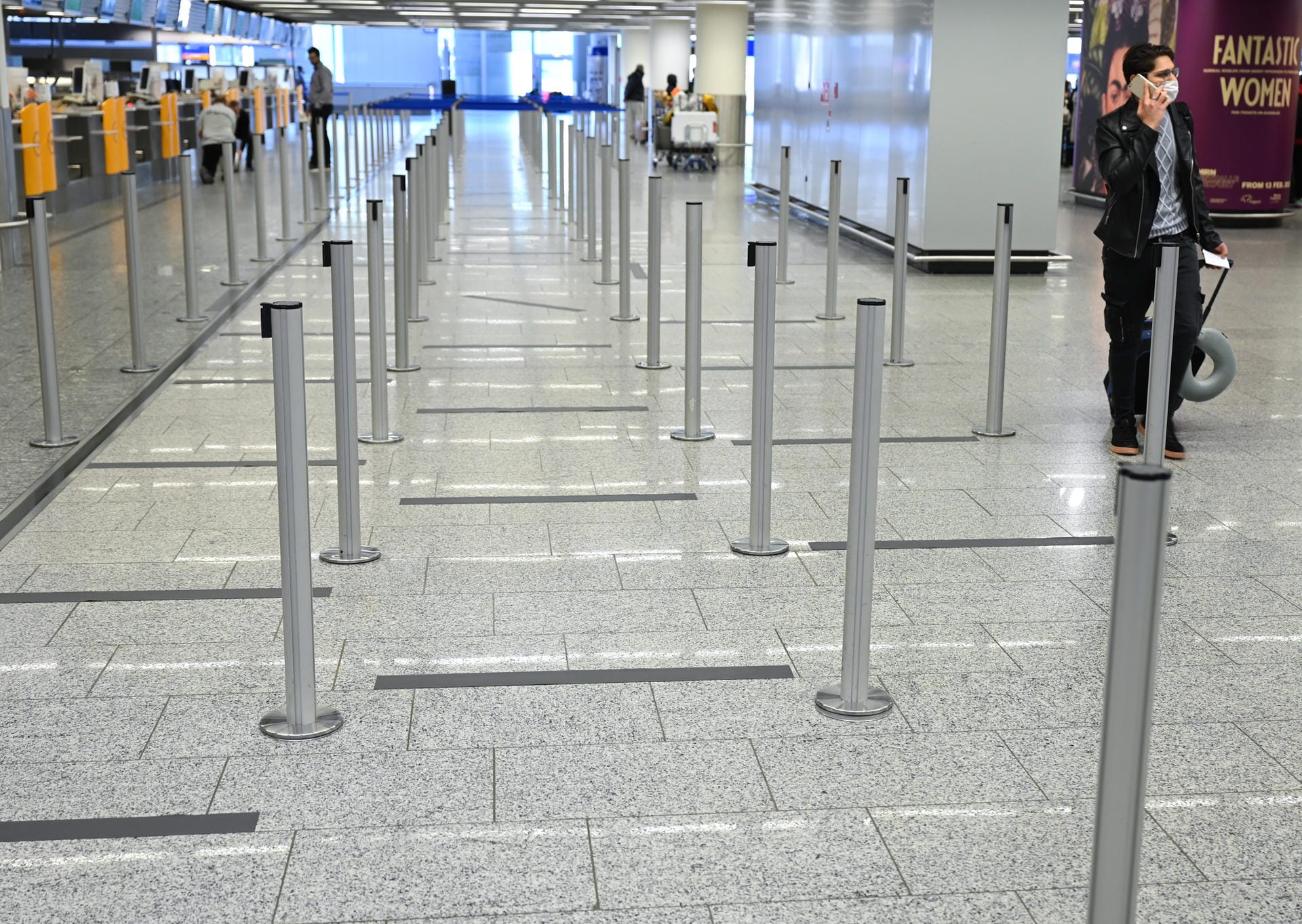 Am Frankfurter Flughafen ist derzeit deutlich weniger los als sonst üblich: Die Passagierzahl brach zuletzt um 73,5 Prozent ein.