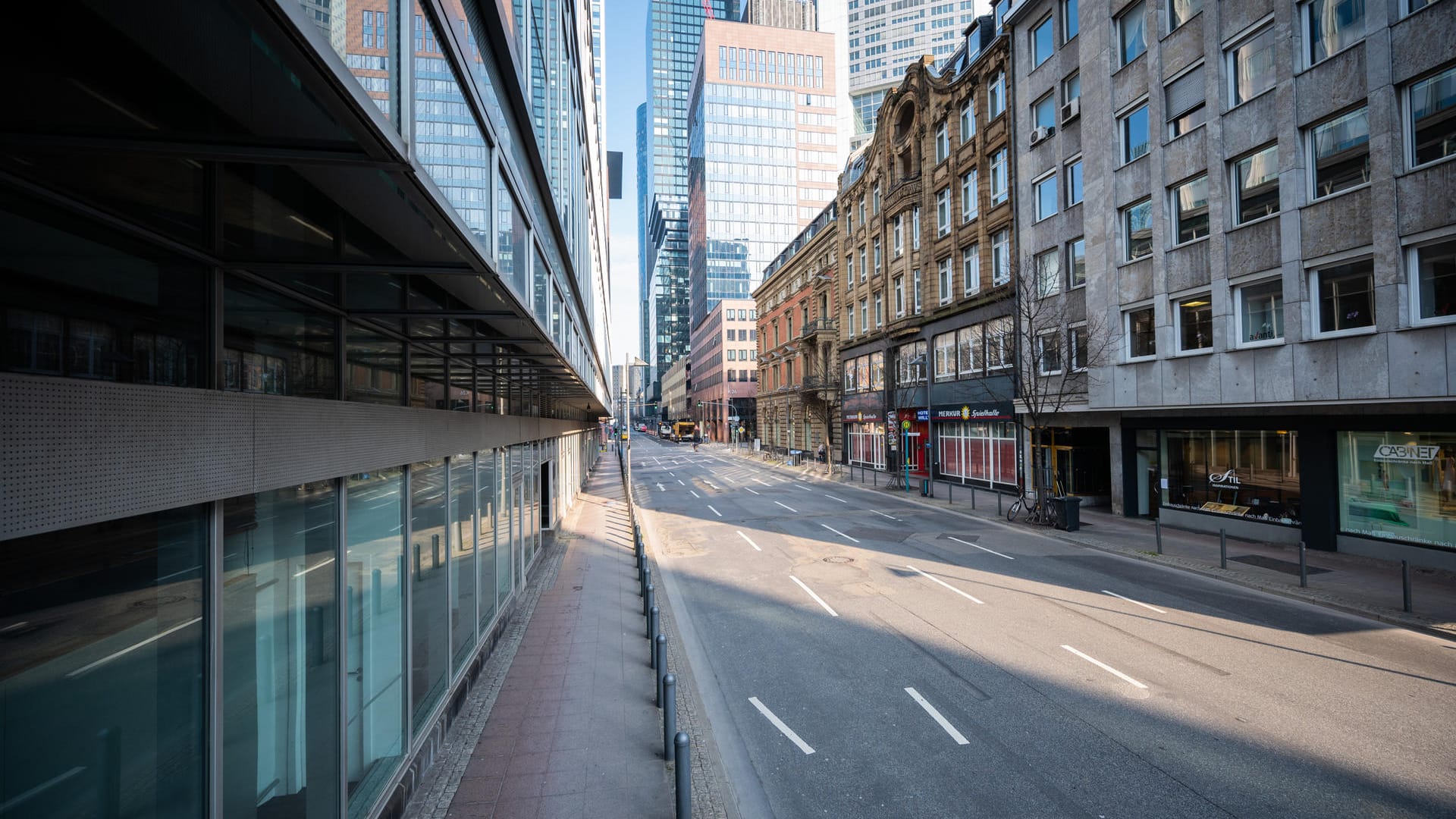 Blick auf die leere Neue Mainzer Straße: Am Morgen ist hier kaum noch ein Auto unterwegs.