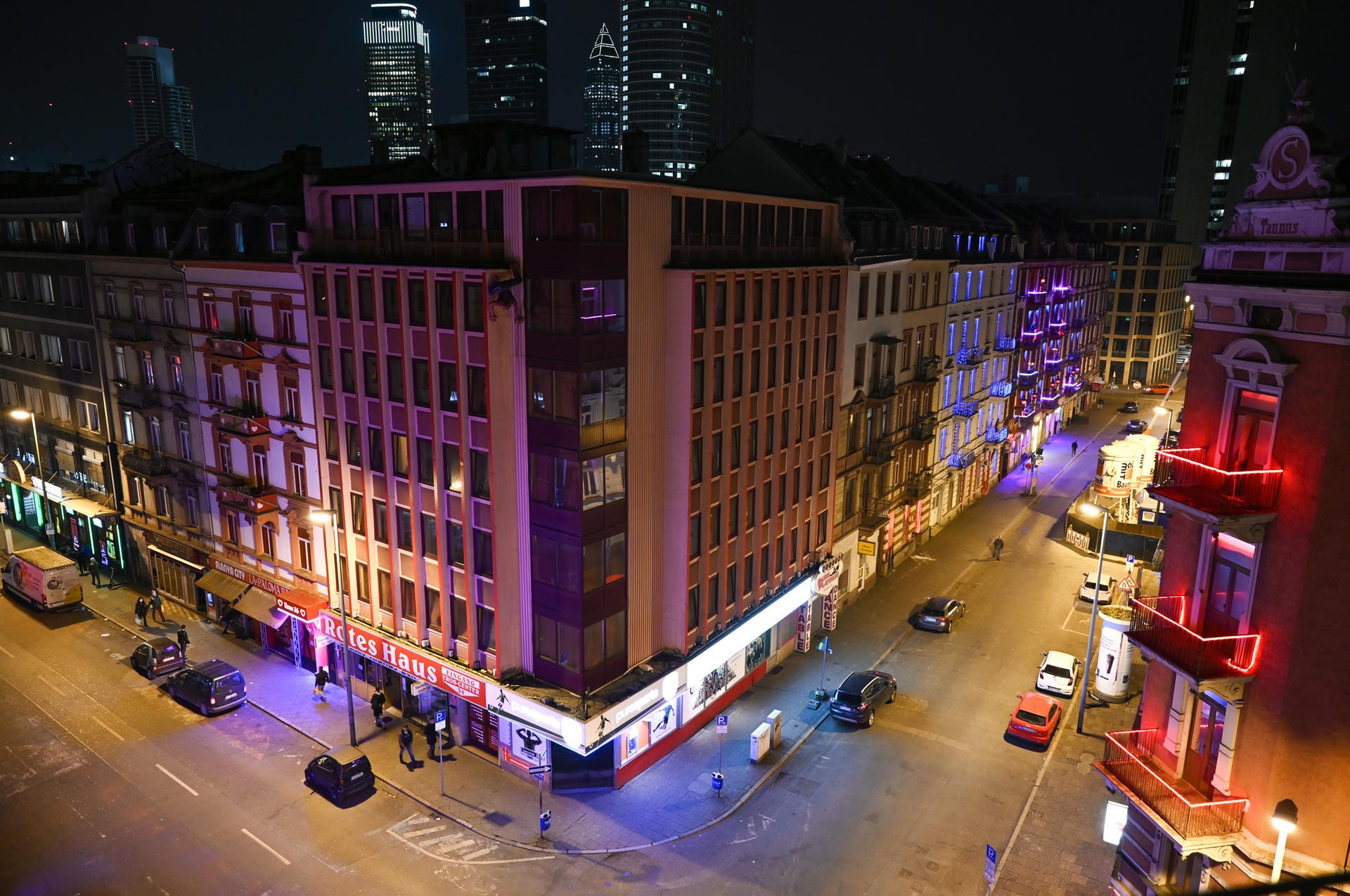 Gähnende Leere herrscht am Abend an der Ecke Elbestraße und Taunusstraße im Frankfurter Bahnhofsviertel: Von drastischen Maßnahmen ist auch das Rotlichtviertel betroffen.
